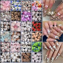 Sanrio Caja de 24 cuadrículas con 240 piezas de dijes de uñas con diseños de Hello Kitty de la serie de verano de fresas, 12 estilos de dijes de Hello Kitty y gatos, kit de arte de uñas DIY con mini rhinestones planos