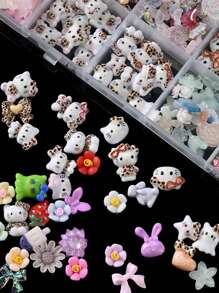 Sanrio Caja de 24 cuadrículas con 240 piezas de dijes de uñas con diseños de Hello Kitty de la serie de verano de fresas, 12 estilos de dijes de Hello Kitty y gatos, kit de arte de uñas DIY con mini rhinestones planos