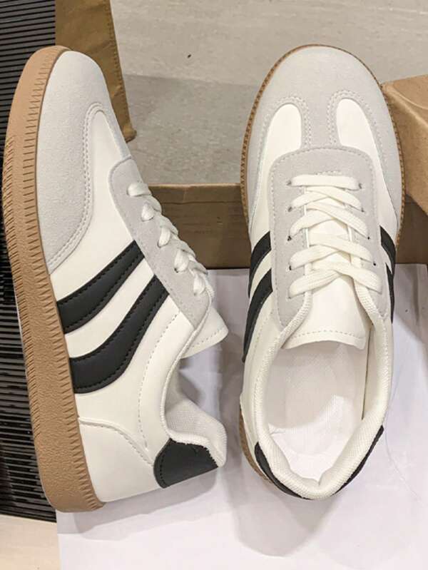 Zapatos casuales de estilo vintage, zapatillas blancas clásicas y versátiles para mujer, zapatos de ocio con contraste de color de patchwork, zapatos cómodos de suela blanda para uso diario, zapatos deportivos para estudiantes y callejeros, zapatos ligeros para caminar al aire libre