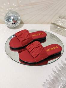 The 2025 Summer New Children's Flip-Flops Are Fashionable And Versatile. They Are Flat And Anti-Slip, Simple And Cute. They Are In Bright Red And Suitable For Wearing On The Beach. They Are Also Affordable For Girls - Red - View 3