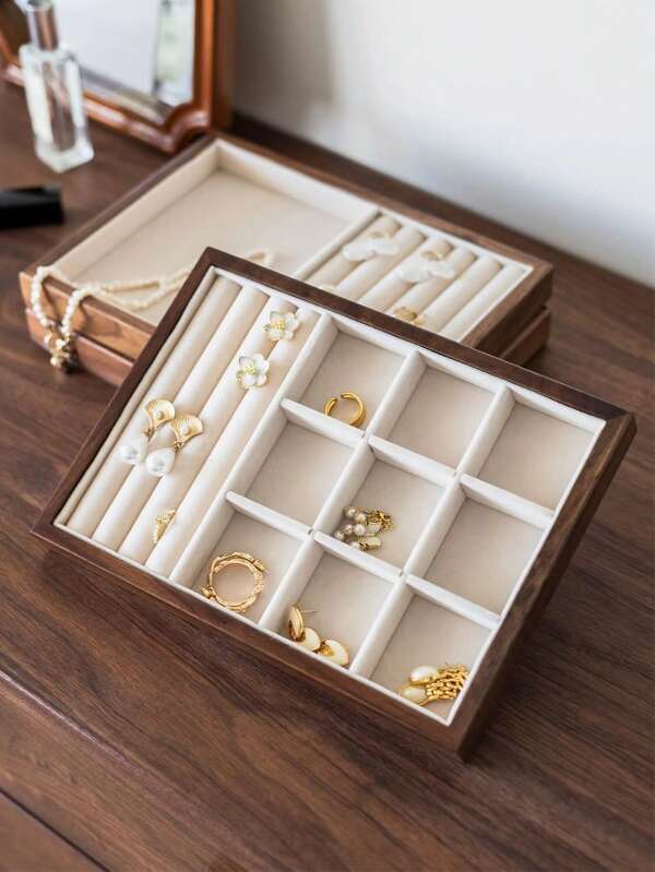 1 صينية مجوهرات من الخشب بلون الجوز مبطنة بالمخمل. صينية عرض وتخزين المجوهرات، للخواتم والقلادات والأساور والأقراط وغيرها. يمكن وضع أنماط مختلفة من الصواني فوق بعضها البعض دون أن تشغل مساحة كبيرة. هدية مناسبة للفتيات والسيدات. منظم تخزين للمرأة ضروريات السفر عودة إلى المدرسة تخزين المبيت