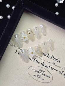 Conjunto de 10 peças de unhas brancas com brilho perolado, pingentes de unhas pintadas à mão, flores peroladas prateadas, unhas postiças, unhas curtas amendoadas, pontas de unhas postiças com cobertura total, itens essenciais para a praia, estilo simples e elegante, unhas postiças artesanais, unhas postiças vestíveis, faça você mesmo diariamente, unhas de verão como presente, adequado para mulheres e meninas, suprimentos para manicure - Multicolorido - Ver 1