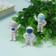 1 Stück kreativer Astronauten-förmiger Radiergummi | Schüler Schreibwaren | Süßes Astronauten-Design um die Fantasie von Kindern anzuregen | Hochwertige Gummimaterialien, leicht auszuradieren | Verbindung von Spaß und Praktikabilität, geeignet für Schüler und Raumfahrtbegeisterte | Geeignet für Schule, Zuhause und Sammlungen von Schreibwaren | Kompakt und tragbar | Fügt Kreativität und Spaß zum Lernen hinzu, verbessert Schreiberlebnis (Farbe/Stil werden zufällig gesendet) Schulmaterial, Rückkehr zur Schule
