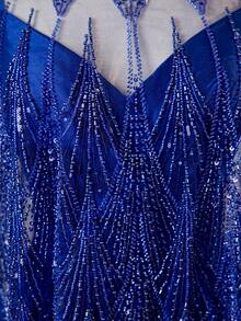 细肩带 A 字形正式晚礼服，搭配串珠亮片网眼披肩