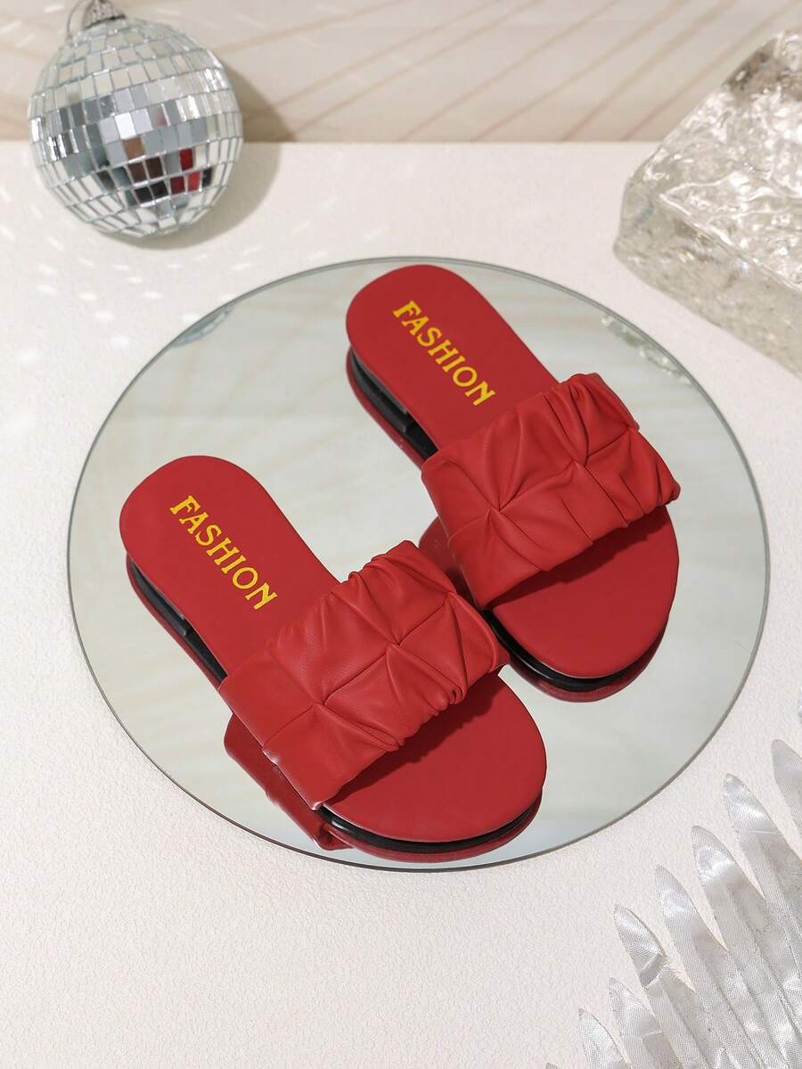 The 2025 Summer New Children's Flip-Flops Are Fashionable And Versatile. They Are Flat And Anti-Slip, Simple And Cute. They Are In Bright Red And Suitable For Wearing On The Beach. They Are Also Affordable For Girls - Red - View 1