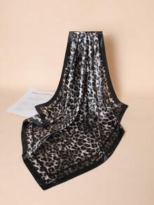 1条90厘米女士缎面方巾，优雅时尚的豹纹图案，适合休闲和街头穿搭，可用作围巾、发饰或头巾。