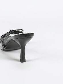 优雅的女士黑色高跟鞋，带水钻蝴蝶结，光滑饰面，舒适的细高跟，尖头，适合工作鞋，细高跟鞋