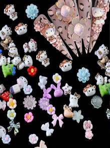 Sanrio Caja de 24 cuadrículas con 240 piezas de dijes de uñas con diseños de Hello Kitty de la serie de verano de fresas, 12 estilos de dijes de Hello Kitty y gatos, kit de arte de uñas DIY con mini rhinestones planos