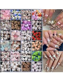 Sanrio Caja de 24 cuadrículas con 240 piezas de dijes de uñas con diseños de Hello Kitty de la serie de verano de fresas, 12 estilos de dijes de Hello Kitty y gatos, kit de arte de uñas DIY con mini rhinestones planos