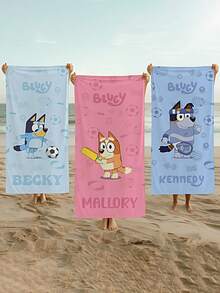 1 pieza Toalla de playa con el nombre personalizable de Bluey, que presenta el diseño de dibujos animados de Bluey comiendo helado, una toalla de baño suave y de secado rápido para la playa. Un artículo imprescindible para viajes y una prenda esencial de moda de playa para viajes de verano. - Helado para dos bluey - Ver 4