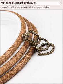 3 قطع إطارات تطريز خشبية بنية مزخرفة على طراز قديم، متوفرة ب- 7 أحجام، مصنوعة من ABS و PVC مع خطافات معدنية للتعليق، مناسبة لديكور المنزل والجدران وزينة عيد الميلاد وعيد الهالوين، إكسسوارات للهاتف والحقيبة والملابس، ديكورات للمكتب والسرير، زينة معلقة للسيارة، تأتي مع 16 إبرة