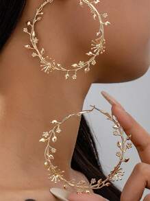 Boucles d'oreilles créoles exagérées pour femmes. Boucles d'oreilles cercle or de grande taille avec motifs feuille et fleur. Bijoux vintage pour femmes, cadeau