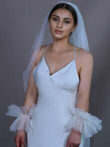 1 件及踝长度纯透明新娘面纱，简约而精致的女士秋装