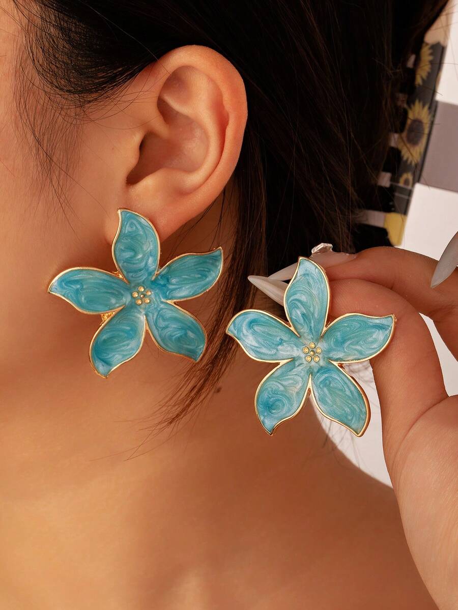 Khuyên tai hình hoa bằng hợp kim kẽm thời trang, phù hợp cho phụ nữ đeo hàng ngày.