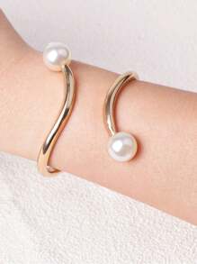 1 pièce Bracelet géométrique minimaliste symétrique orné de perles, bracelet élégant vintage chic de haute qualité pour dame raffinée. Convient pour les déplacements quotidiens, les rassemblements, les voyages romantiques, les rendez-vous, le style de rue, les occasions d'affaires, les couples