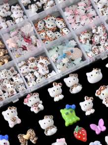 Sanrio Caja de 24 cuadrículas con 240 piezas de dijes de uñas con diseños de Hello Kitty de la serie de verano de fresas, 12 estilos de dijes de Hello Kitty y gatos, kit de arte de uñas DIY con mini rhinestones planos