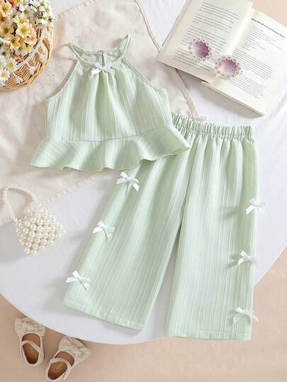 ملابس بنات رضع من قطعتين، ملابس علوية بحمالات رفيعة وعقدة وكشكشة في الذيل، وبنطلون ساق مستقيمة، مناسبة للخروجات اليومية في الربيع والصيف