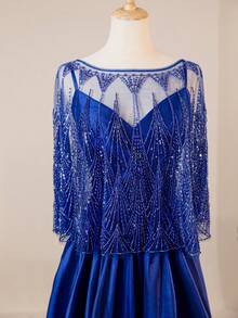 细肩带 A 字形正式晚礼服，搭配串珠亮片网眼披肩