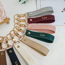 1个定制周年纪念姓名或字母PU皮革女士包包睫毛钥匙扣，精致小巧的ins风高端质感，简约复古法式风格，多功能烫印字母PU皮革防损腕带钥匙扣包包睫毛配饰，可作为生日礼物、周年纪念礼物、结婚礼物，适合通勤和日常佩戴，用途广泛，百搭，尽显魅力，可搭配行李箱旅行，Y2K风格，极致奢华包包挂饰 - 彩色 - 查看 9
