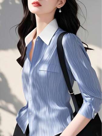 独特、美丽、时尚、百搭、小众、奢华、年轻、时尚的蓝色条纹衬衫，配有假口袋和前纽扣开合