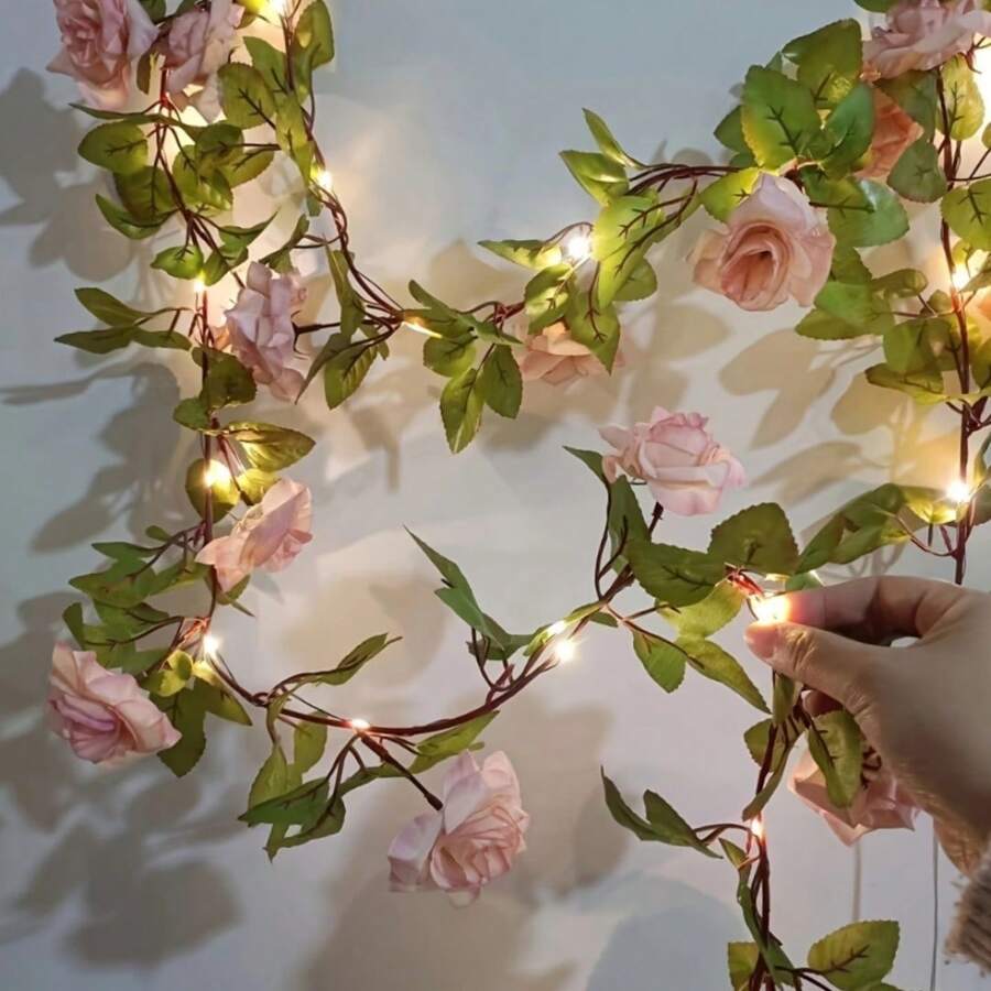 1 pieza 2M/20 LED Guirnalda de rosas rosas artificiales alimentada por batería (no incluida) con luces de cadena de flores de tela y hojas verdes realistas, perfecto para decoración del hogar, Navidad, Año Nuevo, Día de San Valentín y celebraciones de temporada