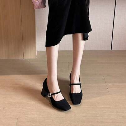 Es handelt sich um ein neues Modell mit einer Nischen-Metallschnalle und einem Paar Schuhe für den Weg zur Arbeit. Es ist schlicht, strahlt aber ein Gefühl von Luxus aus. Der Sommer ist neu und unbestimmt, aber dank der Freiheit, wie kann man ihn erleben? Valentinstagsgeschenk, Geburtstagsgeschenk, wasserdichte Familie, Ehefrau, Geliebte, Mutter, beste Freundin