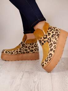 Botas de moda para mujer tipo botín de plataforma ancha con acabado de tacto suave tipo con ajuste de contactel, cómodas y versátiles, adaptándose a diferentes estilos como el urbano y casual, ideales para el día a día en la ciudad, escapadas de fin de semana o eventos casuales, ofreciendo un toque de estilo y glamour que resaltan la sofisticación en el calzado femenino. - Caqui - Ver 2