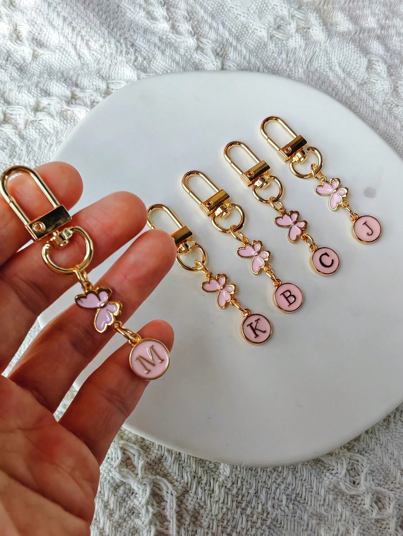 قلادة مفتاح على شكل حرف و فراشة ذهبية قطعة واحدة،