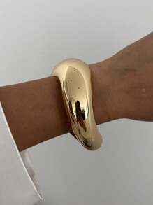 1pc Exaggerated Metallic Circular Bangle With Hollow Out Asymmetrical Shapes, Simple & Stylish, Perfect For Vacation, Party, Ladies All-Match Sexy Bracelet