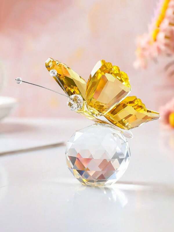 1PC Yellow Butterfly Crystal Ornament, A Combination Statue Of Flying Butterflies And Crystal Balls, Made Of Artificial Crystal Material, Hand-Cut With Pure Craftsmanship, Animal Statue Decoration, Suitable For Festival Desktop Decoration, Office Desk Arrangement, Valentine's Day Gift, Birthday Present