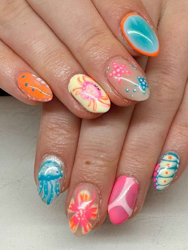 24 pièces de faux ongles ovales d'été, avec des motifs multicolores de crabe, d'étoile de mer, de poulpe et de fleurs. Ces faux ongles acryliques recouvrant complètement les ongles conviennent aux femmes pour les sorties à la plage, la vie quotidienne ou les réunions afin d'améliorer leur tempérament