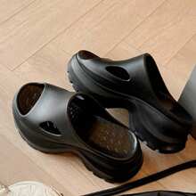 1 par de chanclas de mujer con suela elevada de EVA, alta elasticidad y estilo de deslizamiento, en negro, gris y beige, de estilo minimalista europeo para uso en exteriores durante el verano