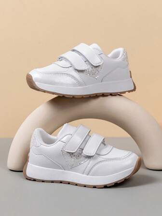 1 双女孩闪亮心形设计防滑耐磨鞋，适合春、夏、秋、冬