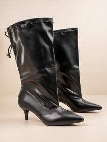 Botas de salto gatinho com bico fino e cordão - Preto - Ver 5