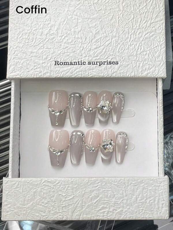 10-teiliges Set kurzer quadratischer Porzellan-Weiß-Sanft-Glas-Perlen mit Katzenaugen-Funkeln, Verzierungen mit dreidimensionalem Diamant, hochwertige minimalistische temperamentvolle Hervorhebung, weiße handgefertigte Nail Art-Stücke, tragbare Nagel-Stücke, geeignet für tägliche Feste und Dates