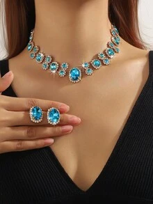 قلادة نسائية أنيقة بتصميم هندسي بيضاوي باللون الأحمر والأخضر والأبيض مزينة بالأزهار والكريستال، زوج من أقراط هندسية بيضاوية متناسقة باللون الأحمر والأخضر والأبيض مزينة بالأزهار والكريستال، طقم مكون من قطعتين مناسب للسهرات والاستخدام اليومي