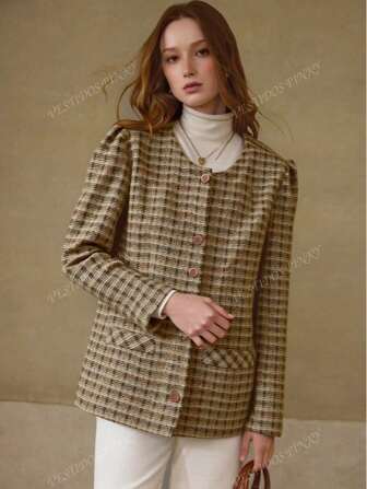Blazer mujer dama diseño clásico estilo elegante tejido tweed cuadros estructurado outfit oficina elegante office girl entrevista trabajo junta reunion formal cuello redondo botones frontales hombreras suaves bolsillos decorativos textura sofisticada acabado moderno prenda versátil combinar looks casuales y formales ideal temporada entretiempo moda contemporánea ajuste cómodo destacar personalidad guardarropa femenino detalles refinados realzan estilo outfit perfecto reuniones citas eventos profesionales moderno clásico pieza clave armario duradera calidad ideal días frescos elegancia atemporal