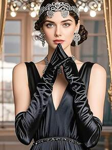 Un par de guantes largos de ópera, elaborados en satén y que se remontan a la década de 1920, sirven como accesorios elegantes para eventos de disfraces, vestimenta formal de noche y fiestas temáticas, incluidos los encuentros de juego de roles y las celebraciones de bodas. Halloween