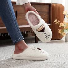 1 Par de cómodas zapatillas de felpa asimétricas/asimétricas con eslogan de dibujos animados elegantes y casuales para hombres y mujeres, para otoño/invierno, de suela suave y antideslizante para interior, zapatos de fiesta para el hogar con diseño de copa de cóctel Martini