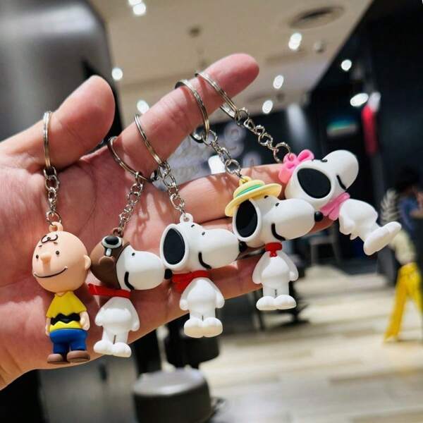 SNOOPY Set de 5 llaveros con colgante de perro de dibujos animados creativos hechos de PVC y plástico blando - regalo de cumpleaños, pequeño regalo perfecto, regalo para fans, familia y amigos (estilo aleatorio)