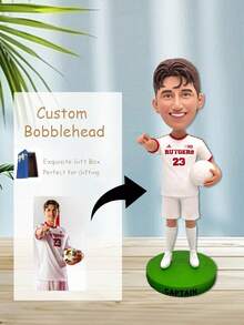 SRH 1 件定制照片人偶，提供可活动头部和固定头部款式。请上传清晰的单人全身照，以获得最佳逼真度。100% 手工制作，附赠精美礼盒。非常适合作为团队胜利的纪念品、卧室/客厅装饰、汽车内饰，以及节日、周年纪念或颁奖典礼上送给家人、朋友和团队成员的完美礼物。 - 彩色 - 查看 2