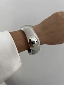 1pc Exaggerated Metallic Circular Bangle With Hollow Out Asymmetrical Shapes, Simple & Stylish, Perfect For Vacation, Party, Ladies All-Match Sexy Bracelet