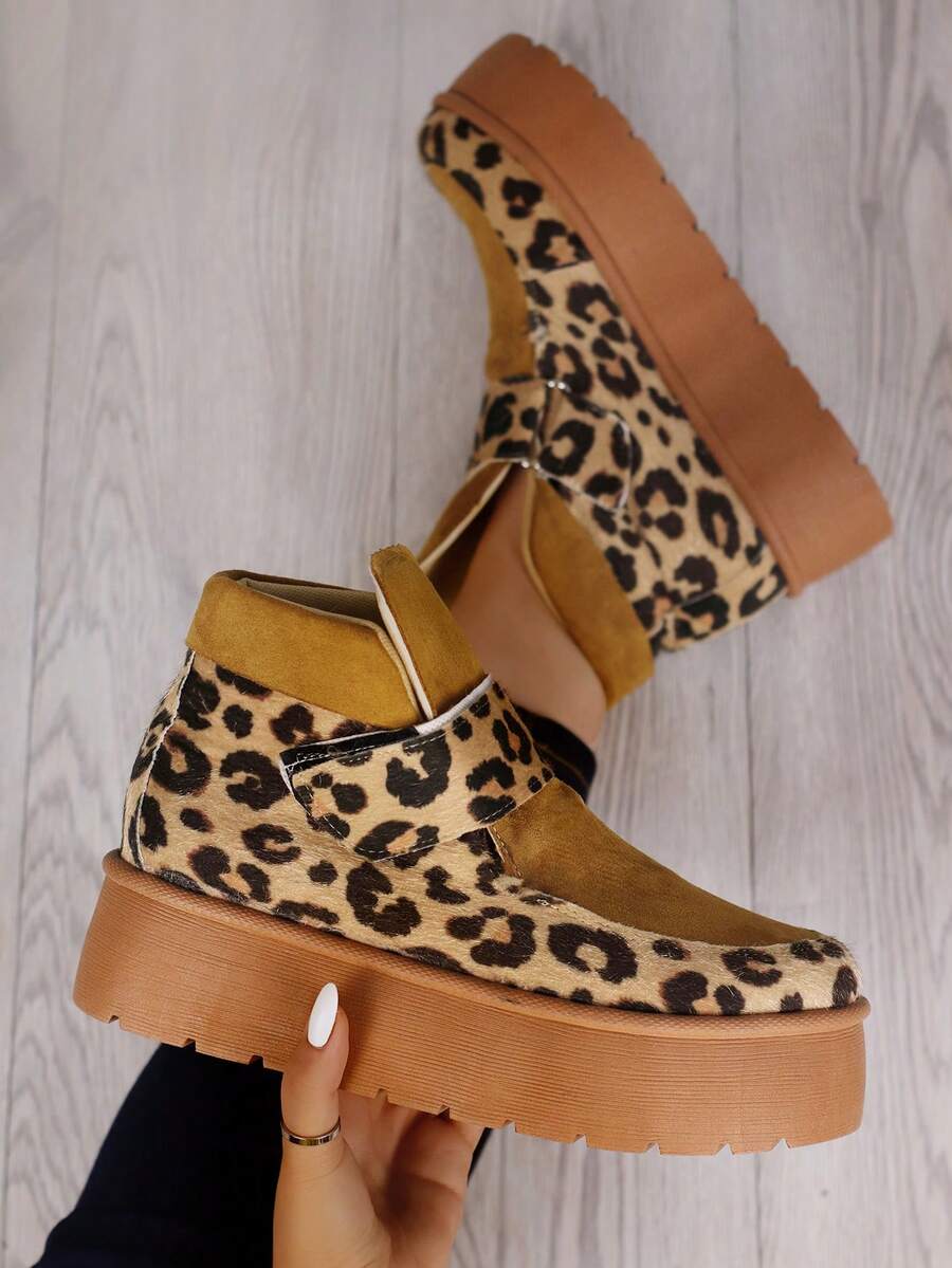 Botas de moda para mujer tipo botín de plataforma ancha con acabado de tacto suave tipo con ajuste de contactel, cómodas y versátiles, adaptándose a diferentes estilos como el urbano y casual, ideales para el día a día en la ciudad, escapadas de fin de semana o eventos casuales, ofreciendo un toque de estilo y glamour que resaltan la sofisticación en el calzado femenino. - Caqui - Ver 1