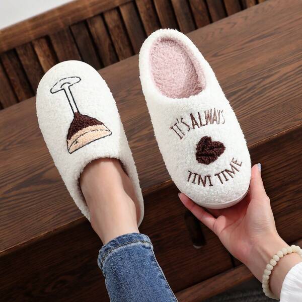 1 Par de cómodas zapatillas de felpa asimétricas/asimétricas con eslogan de dibujos animados elegantes y casuales para hombres y mujeres, para otoño/invierno, de suela suave y antideslizante para interior, zapatos de fiesta para el hogar con diseño de copa de cóctel Martini