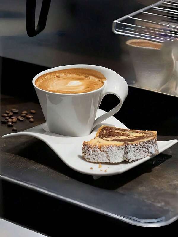 1 Set asymmetrische wellige weiße Keramiktasse und -untertasse, 190ml einzigartiges und personalisiertes Kaffeetassen- und Untertassen-Set, amerikanischer Stil Nachmittags-Tee- und Dessert-Tassen- und Untertassen-Set, minimalistisches hochästhetisches praktisches Geschenk, geeignet für Restaurant, Wohnzimmer, Geschenke, Café