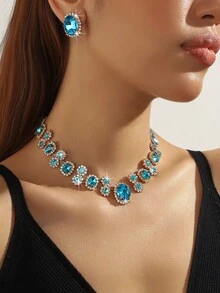 قلادة نسائية أنيقة بتصميم هندسي بيضاوي باللون الأحمر والأخضر والأبيض مزينة بالأزهار والكريستال، زوج من أقراط هندسية بيضاوية متناسقة باللون الأحمر والأخضر والأبيض مزينة بالأزهار والكريستال، طقم مكون من قطعتين مناسب للسهرات والاستخدام اليومي