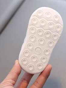 Zapatillas deportivas de de diseño versátil de fácil puesta y quitado para niños pequeños, zapatillas de suela blanda con parche en forma de estrella de 5 puntas, antideslizantes y cómodas para primeros pasos de bebé, adecuadas para niños y niñas de 6 meses a 3 años, zapatos casuales planos de caña baja para caminar