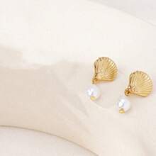 1 par de pendientes minimalistas de verano estilo Ins con perla y concha metálica para mujeres, adecuados para bailes, fiestas y banquetes