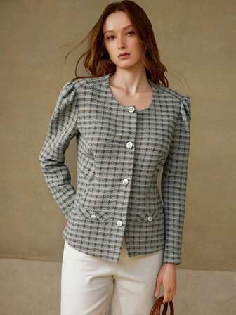 Blazer mujer dama diseño clásico estilo elegante tejido tweed cuadros estructurado outfit oficina elegante office girl entrevista trabajo junta reunion formal cuello redondo botones frontales hombreras suaves bolsillos decorativos textura sofisticada acabado moderno prenda versátil combinar looks casuales y formales ideal temporada entretiempo moda contemporánea ajuste cómodo destacar personalidad guardarropa femenino detalles refinados realzan estilo outfit perfecto reuniones citas eventos profesionales moderno clásico pieza clave armario duradera calidad ideal días frescos elegancia atemporal