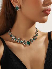 قلادة نسائية أنيقة بتصميم هندسي بيضاوي باللون الأحمر والأخضر والأبيض مزينة بالأزهار والكريستال، زوج من أقراط هندسية بيضاوية متناسقة باللون الأحمر والأخضر والأبيض مزينة بالأزهار والكريستال، طقم مكون من قطعتين مناسب للسهرات والاستخدام اليومي